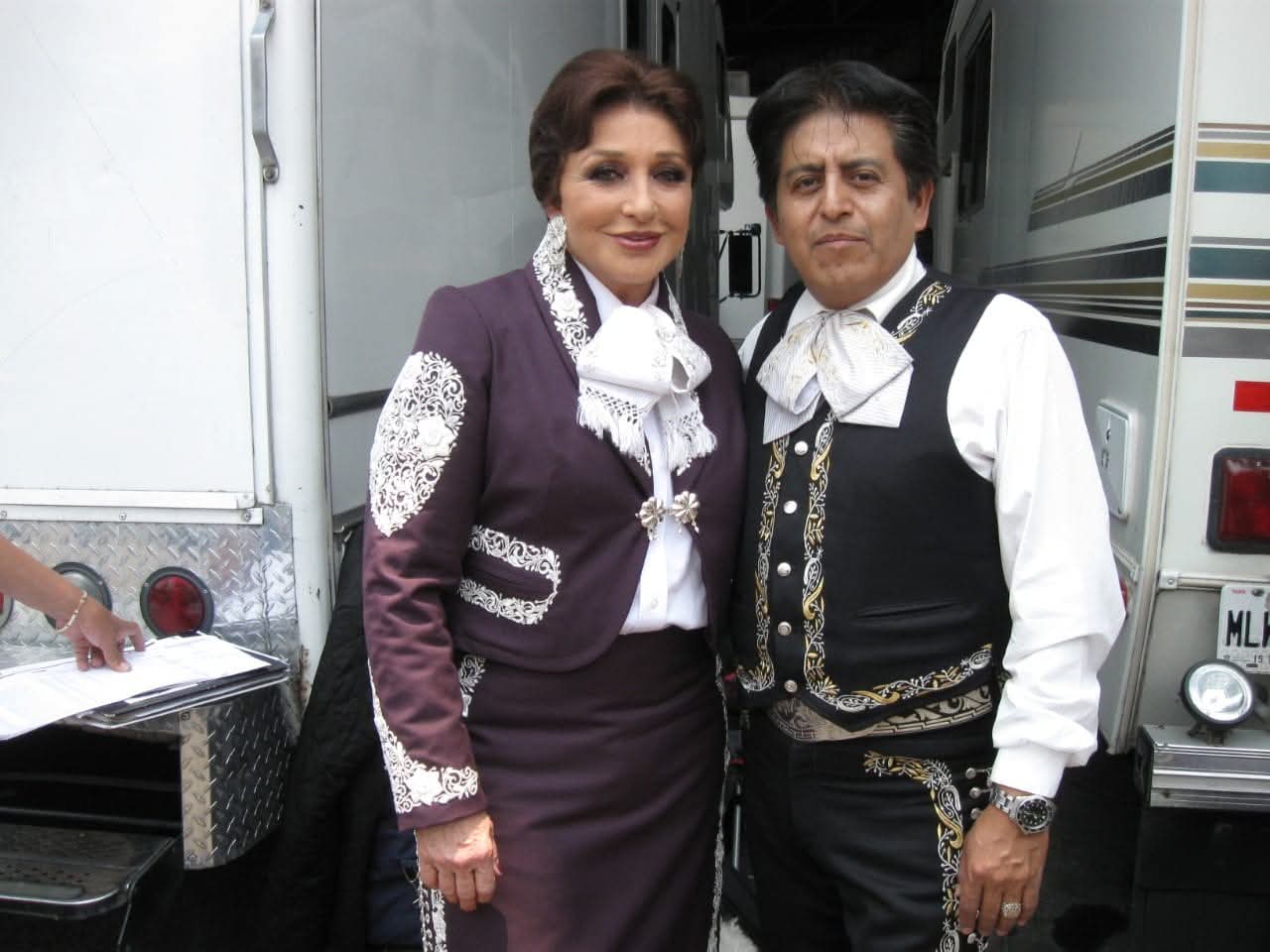 Angélica María cantando con mariachi